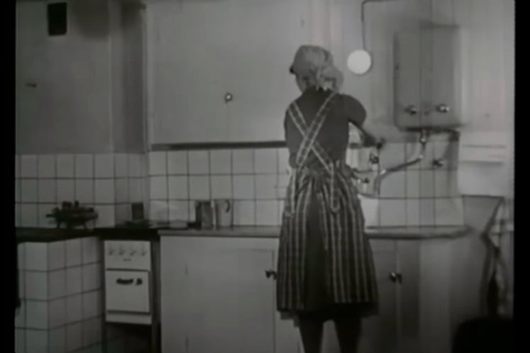 Kvinna i ett kök - skärmbild från videon om marknadsföring av el på 40-talet