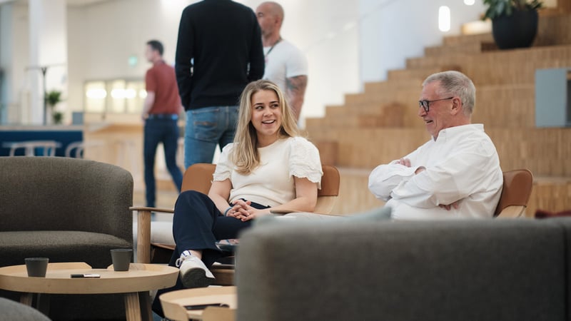 Signe och Joel i glatt samspråk