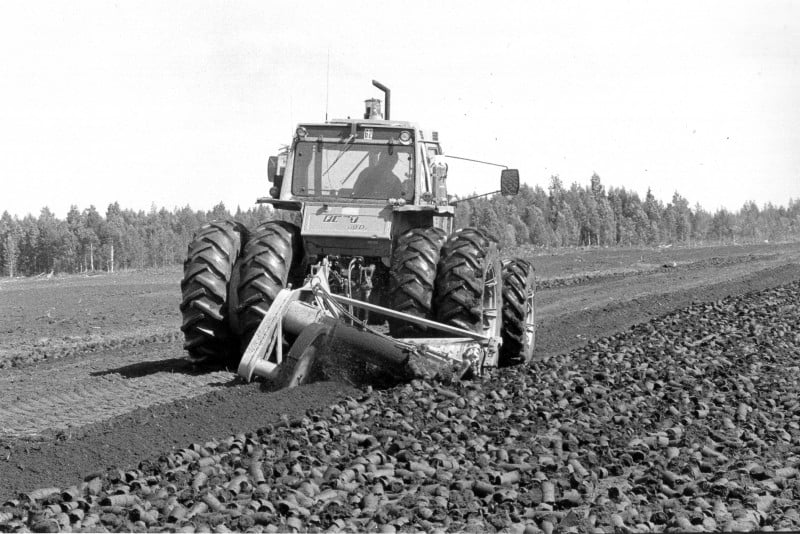 Breaking of sod peat