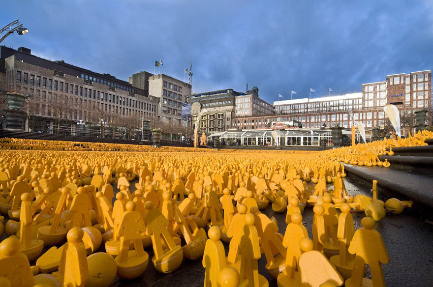 Yellow men in Kungsträdgården